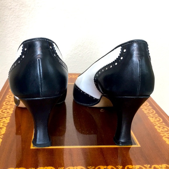 Escada 8 to 7.5 Navy and White  wing tip Heels - Picture 4 of 11